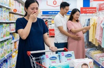 Đi một mình đi sắm đồ sơ sinh, cô vợ nào ngờ bắt gặp cảnh chồng mình ân cần đẩy xe cho một người phụ nữ bụng bầu khác. Không gào khóc, không đánh ghen ầm ĩ giữa siêu thị, cô chỉ đứng lặng vài giây rồi quay lưng bỏ đi. Nhưng trước khi rời khỏi đó, cô nhắn cho chồng đúng một tin duy nhất. Và chính tin nhắn ấy — vẻn vẹn vài chữ — đã khiến gã đàn ông tưởng mình khôn ngoan ấy mất sạch tất cả… Đi một mình đi sắm đồ sơ sinh, cô vợ nào ngờ bắt gặp cảnh chồng mình ân cần đẩy xe cho một người phụ nữ bụng bầu khác. Không gào khóc, không đánh ghen ầm ĩ giữa siêu thị, cô chỉ đứng lặng vài giây rồi quay lưng bỏ đi. Nhưng trước khi rời khỏi đó, cô nhắn cho chồng đúng một tin duy nhất. Và chính tin nhắn ấy — vẻn vẹn vài chữ — đã khiến gã đàn ông tưởng mình khôn ngoan ấy mất sạch tất cả…