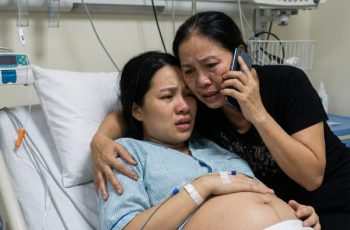 Tiếng khóc lọt lòng của đứa bé chưa kịp vang lên thì điện thoại trên bàn rung lên bần bật. Tin nhắn với những từ ngữ trần trụi, đầy thách thức hiện ra trước mắt… nhưng người đọc không phải người vợ đang nằm trong phòng sinh, mà là mẹ chồng đang run tay mở khóa màn hình. Bà chỉ mất vài giây để hiểu, nhưng mất đến 30 phút để hành động—và khi mọi người kịp nhận ra thì đã có một chuyện kinh hoàng không ai tưởng tượng nổi xảy ra…