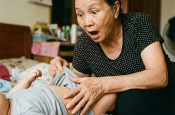 Con trai và con dâu nhờ tôi trông đứa cháu trai mới hai tháng tuổi để họ đi mua sắm. Tưởng chỉ là vài tiếng nhẹ nhàng, nào ngờ thằng bé khóc không dứt, tiếng khóc như xé lòng. Tôi bế, dỗ, hát ru… nhưng càng lúc nó càng quằn quại. Linh cảm có điều gì đó không ổn, tôi vén áo nó lên kiểm tra. Khoảnh khắc ấy, tim tôi như ngừng lại. Không thể nào… Tôi lập tức bế cháu lao ra khỏi nhà, chạy thẳng đến bệnh viện.