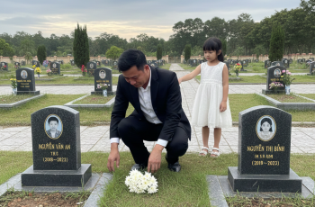 Người đàn ông giàu có đến thăm mộ con gái mình vào mỗi cuối tuần, cho đến một ngày nọ, bỗng có bé gái nghèo khổ xuất hiện Người đàn ông giàu có đến thăm mộ con gái mình vào mỗi cuối tuần, cho đến một ngày nọ, bỗng có bé gái nghèo khổ xuất hiện