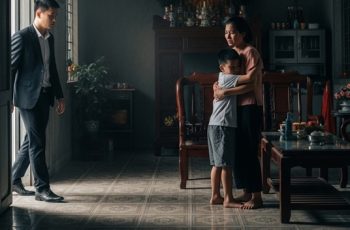 Lần đầu tiên chồng cũ đến thăm sau 4 năm ly hôn, nghe con ‘vô tư’ hỏi mẹ một câu khiến anh ‘lặng người chết sững’ Lần đầu tiên chồng cũ đến thăm sau 4 năm ly hôn, nghe con ‘vô tư’ hỏi mẹ một câu khiến anh ‘lặng người chết sững’