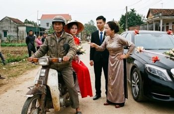 Khinh thông gia nghèo hèn đi xe máy cà tàng đưa dâu, mẹ chú rể bảo: “Đuổi cái ông già bẩn thỉu với cái đống đồng nát này về ngay đi” Khinh thông gia nghèo hèn đi xe máy cà tàng đưa dâu, mẹ chú rể bảo: “Đuổi cái ông già bẩn thỉu với cái đống đồng nát này về ngay đi”