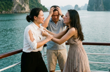 Chị gái tôi ngon ngọt bao cả gia đình tôi đi du thuyền, đêm đi du lịch tôi đi vệ sinh bất ngờ thấy chị ta ong bướm với chồng tôi, tức giận tôi chạy đến bắt tận tay thì chị ta giằng co đòi đẩy tôi xuống biển nhưng cô ta đâu có ngờ tôi đã tính toán trước tất cả Chị gái tôi ngon ngọt bao cả gia đình tôi đi du thuyền, đêm đi du lịch tôi đi vệ sinh bất ngờ thấy chị ta ong bướm với chồng tôi, tức giận tôi chạy đến bắt tận tay thì chị ta giằng co đòi đẩy tôi xuống biển nhưng cô ta đâu có ngờ tôi đã tính toán trước tất cả