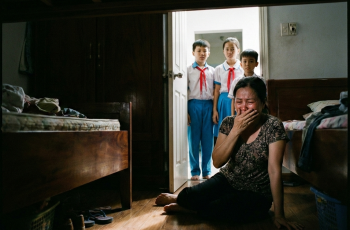 Hàng xóm cạnh nhà tôi cứ khăng khăng rằng bà ấy thường xuyên thấy con gái tôi ở nhà vào giờ học, tôi quyết định giả vờ đi làm và trốn dưới gầm giường trong phòng con để theo dõi Hàng xóm cạnh nhà tôi cứ khăng khăng rằng bà ấy thường xuyên thấy con gái tôi ở nhà vào giờ học, tôi quyết định giả vờ đi làm và trốn dưới gầm giường trong phòng con để theo dõi