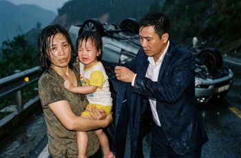 Mẹ đơn thân đi giữa đêm mưa được người đàn ông giàu có cưu mang, cô liền đưa ra yêu cầu “anh có thể giả vờ làm chồng tôi… chỉ một ngày thôi được không?”, cô không biết là chuyện xảy ra sau đó đã thay đổi cuộc đời cô mãi mãi Mẹ đơn thân đi giữa đêm mưa được người đàn ông giàu có cưu mang, cô liền đưa ra yêu cầu “anh có thể giả vờ làm chồng tôi… chỉ một ngày thôi được không?”, cô không biết là chuyện xảy ra sau đó đã thay đổi cuộc đời cô mãi mãi