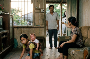 Tôi thuê dâu trông con sau khi vợ tôi qua đời vì thường xuyên phải đi công tác. Hôm về nhà sớm hơn kế hoạch, tôi thấy con gái 8 tuổi đang quỳ lau sàn nhà, trên lưng cõng đứa em. Tôi thuê dâu trông con sau khi vợ tôi qua đời vì thường xuyên phải đi công tác. Hôm về nhà sớm hơn kế hoạch, tôi thấy con gái 8 tuổi đang quỳ lau sàn nhà, trên lưng cõng đứa em.