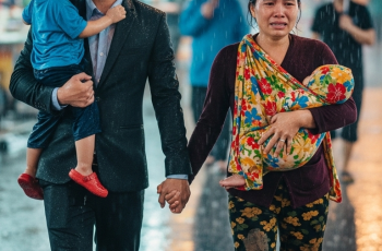 Đưa mẹ con ăn xin về nhà, vị giám đốc phát hiện ra một bí mật kinh hoàng. Đưa mẹ con ăn xin về nhà, vị giám đốc phát hiện ra một bí mật kinh hoàng.