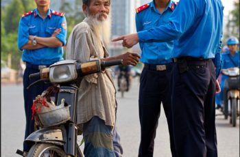 Ông cụ chạy chiếc xe máy cũ tới thăm con trai tại chung cư cao cấp ở Sài Gòn, bảo vệ không cho vào và cái kết… Ông cụ chạy chiếc xe máy cũ tới thăm con trai tại chung cư cao cấp ở Sài Gòn, bảo vệ không cho vào và cái kết…