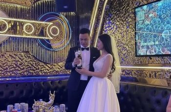 Cưới cô gái quán hát chỉ vì thương em mồ côi ba mẹ, nào ngờ ba tháng sau cưới về tôi đi họp lớp với bạn cấp 3 ở quán cũ thì bàng hoàng phát hiện ra vợ mình đang… Cưới cô gái quán hát chỉ vì thương em mồ côi ba mẹ, nào ngờ ba tháng sau cưới về tôi đi họp lớp với bạn cấp 3 ở quán cũ thì bàng hoàng phát hiện ra vợ mình đang…