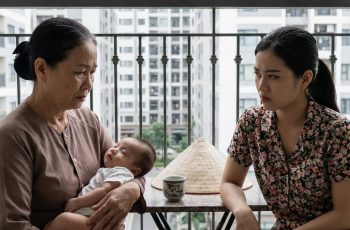 Suốt 6 năm ròng, mẹ chồng 61 tuổi lặn lội lên thành phố chăm cháu, tháng nào cũng dứt khoát yêu cầu con dâu đưa đủ 11 triệu. Họ hàng dưới quê bàn ra tán vào, chê bà “ham tiền”, còn vợ chồng con trai thì nhiều lúc ấm ức mà chẳng dám nói. Thế nhưng ngay ngày bà xách vali về quê, một phong bì gần 900 triệu đồng bất ngờ được đặt lên bàn. Chỉ vài phút sau, cả nhà sững sờ đến mức phải gọi công an…