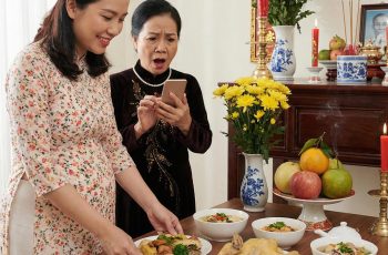 Ngay lúc vợ bầu đang lúi húi chuẩn bị mâm cơm cúng giỗ bố chồng, một tin nhắn lạ bất ngờ hiện lên màn hình. Người gửi đầy thách thức: “Chồng chị và em đang vui vẻ trong nhà nghỉ đấy…” Nhưng trớ trêu thay, người vô tình mở đọc lại chính là mẹ chồng. Chỉ một khoảnh khắc im lặng nặng như đá rơi, rồi ánh mắt bà đổi sắc. Không ai ngờ sau tin nhắn ấy, cuộc đời của “ả người tình” rẽ sang một ngã rẽ mà cô ta không bao giờ lường trước…