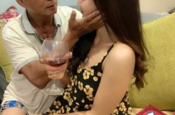 Bố chồng già yếu tôi bàn với chồng đưa ông lên thành phố chăm sóc. Vì cả 2 vợ chồng không có thời gian tôi thuê 1 em sinh viên năm cuối cho rẻ để vừa chăm nom ông vừa làm việc nhà. Mới lên được 2 tháng, ông nội đã khỏe khoắn hẳn ra khiến vợ chồng tôi rất ngạc nhiên. Đêm nọ, tôi đỏ mặt phát hiện ra trong phòng ông đầy ba con sói… Bố chồng già yếu tôi bàn với chồng đưa ông lên thành phố chăm sóc. Vì cả 2 vợ chồng không có thời gian tôi thuê 1 em sinh viên năm cuối cho rẻ để vừa chăm nom ông vừa làm việc nhà. Mới lên được 2 tháng, ông nội đã khỏe khoắn hẳn ra khiến vợ chồng tôi rất ngạc nhiên. Đêm nọ, tôi đỏ mặt phát hiện ra trong phòng ông đầy ba con sói…