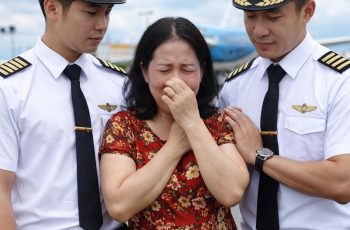 Cô giáo không chồng nhận nuôi hai anh em mồ côi, khi trở thành Phi Công người mẹ ruột quay trở lại đưa 10 triệu tiền lệ phí mong nhận lại con… Cô giáo không chồng nhận nuôi hai anh em mồ côi, khi trở thành Phi Công người mẹ ruột quay trở lại đưa 10 triệu tiền lệ phí mong nhận lại con…