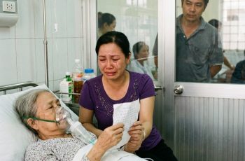 Mẹ chồng tôi bất ngờ bị đột quỵ nặng, bà được đưa thẳng vào phòng cấp cứu nhưng không kịp, ngay trước khi trút hơi thở cuối cùng, bà nắm lấy tay tôi và thì thầm Mẹ chồng tôi bất ngờ bị đột quỵ nặng, bà được đưa thẳng vào phòng cấp cứu nhưng không kịp, ngay trước khi trút hơi thở cuối cùng, bà nắm lấy tay tôi và thì thầm