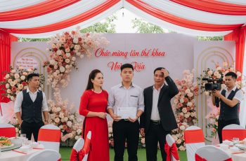 Con trai đỗ ĐH top đầu, bố mẹ làm 90 mâm cỗ mời cả làng nhưng không một ai đến Con trai đỗ ĐH top đầu, bố mẹ làm 90 mâm cỗ mời cả làng nhưng không một ai đến