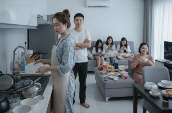 Mẹ chồng thấy tôi lương 50 triệu liền gọi 3 em chồng ở quê lên ăn nhờ ở đậu, ép tôi hầu hạ, tôi im lặng xách vali về quê, mới 1 ngày họ đã thấy cảnh… Mẹ chồng thấy tôi lương 50 triệu liền gọi 3 em chồng ở quê lên ăn nhờ ở đậu, ép tôi hầu hạ, tôi im lặng xách vali về quê, mới 1 ngày họ đã thấy cảnh…