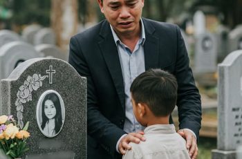 Đến thăm mộ người yêu cũ, tỷ phú chết lặng trước đứa trẻ giống hệt mình, sự thật xé lòng về người mẹ cậu bé cũng dần được hé lộ Đến thăm mộ người yêu cũ, tỷ phú chết lặng trước đứa trẻ giống hệt mình, sự thật xé lòng về người mẹ cậu bé cũng dần được hé lộ