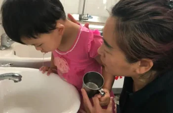 Con 2 tuổi uống nhầm keo 502, mẹ vội vàng đổ thêm một thứ vào miệng đứa trẻ, bác sẽ khen: Quá thông minh! Con 2 tuổi uống nhầm keo 502, mẹ vội vàng đổ thêm một thứ vào miệng đứa trẻ, bác sẽ khen: Quá thông minh!