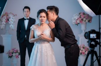 Vừa chụp xong ảnh cưới với chồng, lúc anh ấy đi xem ảnh mẫu, nhiếp ảnh gia ghé sát tai tôi rồi nói: “Chạy ngay đi!” Vừa chụp xong ảnh cưới với chồng, lúc anh ấy đi xem ảnh mẫu, nhiếp ảnh gia ghé sát tai tôi rồi nói: “Chạy ngay đi!”