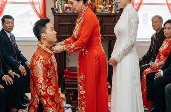 Mẹ chồng trao vàng cưới nhưng chỉ trao cho con trai chứ không trao cho con dâu Mẹ chồng trao vàng cưới nhưng chỉ trao cho con trai chứ không trao cho con dâu