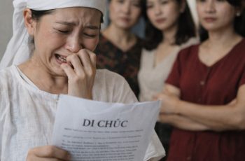 Con dâu chăm mẹ chồng 8 năm, con gái không ai thèm đoái hoài đến một lần, đến lúc bà qua đời, toàn bộ tài sản và đất đai được di chúc hết cho các con gái còn con dâu thì không có gì, nào ngờ 49 ngày tôi dọn dẹp giường của bà thì mới tá hỏa ra thứ đặt dưới chiếu, mẹ ơi, con sai rồi… Con dâu chăm mẹ chồng 8 năm, con gái không ai thèm đoái hoài đến một lần, đến lúc bà qua đời, toàn bộ tài sản và đất đai được di chúc hết cho các con gái còn con dâu thì không có gì, nào ngờ 49 ngày tôi dọn dẹp giường của bà thì mới tá hỏa ra thứ đặt dưới chiếu, mẹ ơi, con sai rồi…