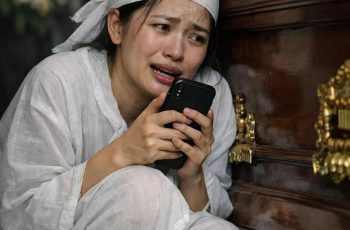 Tôi bước vào căn phòng quen thuộc, ánh đèn vàng hắt xuống cái bàn gỗ cũ Tôi bước vào căn phòng quen thuộc, ánh đèn vàng hắt xuống cái bàn gỗ cũ