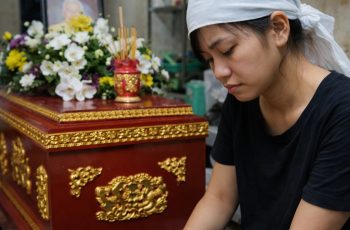 Cả xóm kính nể khi người vợ trẻ chăm chồng liệt suốt 12 năm không rời, ai ngờ trong đến ngày chồng qua đời Cả xóm kính nể khi người vợ trẻ chăm chồng liệt suốt 12 năm không rời, ai ngờ trong đến ngày chồng qua đời