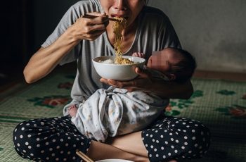 Đi làm xa mỗi tháng gửi về cho mẹ 20 triệu nuôi vợ mới sinh, lúc về chết điếng khi thấy vợ bế con ngồi ăn mì tôm Đi làm xa mỗi tháng gửi về cho mẹ 20 triệu nuôi vợ mới sinh, lúc về chết điếng khi thấy vợ bế con ngồi ăn mì tôm