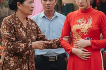 Cô dâu đang mang thai tháng thứ tám, nhưng ngày cưới, mẹ chồng nhất quyết không cho cô bước qua cửa chính mà bắt phải đi cửa sau vào nhà. Chưa hết, bà còn châm chọc cô con dâu nghèo, mỉa mai rằng cô không biết thân biết phận, thậm chí dùng đứa bé trong bụng làm lý do để ép gia đình chấp nhận cô… Cô dâu đang mang thai tháng thứ tám, nhưng ngày cưới, mẹ chồng nhất quyết không cho cô bước qua cửa chính mà bắt phải đi cửa sau vào nhà. Chưa hết, bà còn châm chọc cô con dâu nghèo, mỉa mai rằng cô không biết thân biết phận, thậm chí dùng đứa bé trong bụng làm lý do để ép gia đình chấp nhận cô…