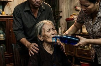 Chúng tôi gọi tôi là bà già vô dụng, ăn bám, sống chỉ phiền cho con cháu Chúng tôi gọi tôi là bà già vô dụng, ăn bám, sống chỉ phiền cho con cháu