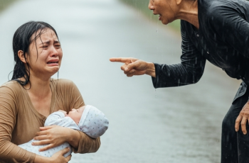 Người phụ nữ nhặt rác nuôi em bé bị bỏ rơi, 20 năm sau, đứa bé báo đáp khiến bà kinh ngạc Người phụ nữ nhặt rác nuôi em bé bị bỏ rơi, 20 năm sau, đứa bé báo đáp khiến bà kinh ngạc